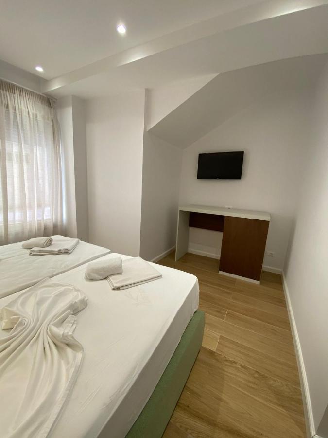 Eval Hotel Sarandë Exteriör bild