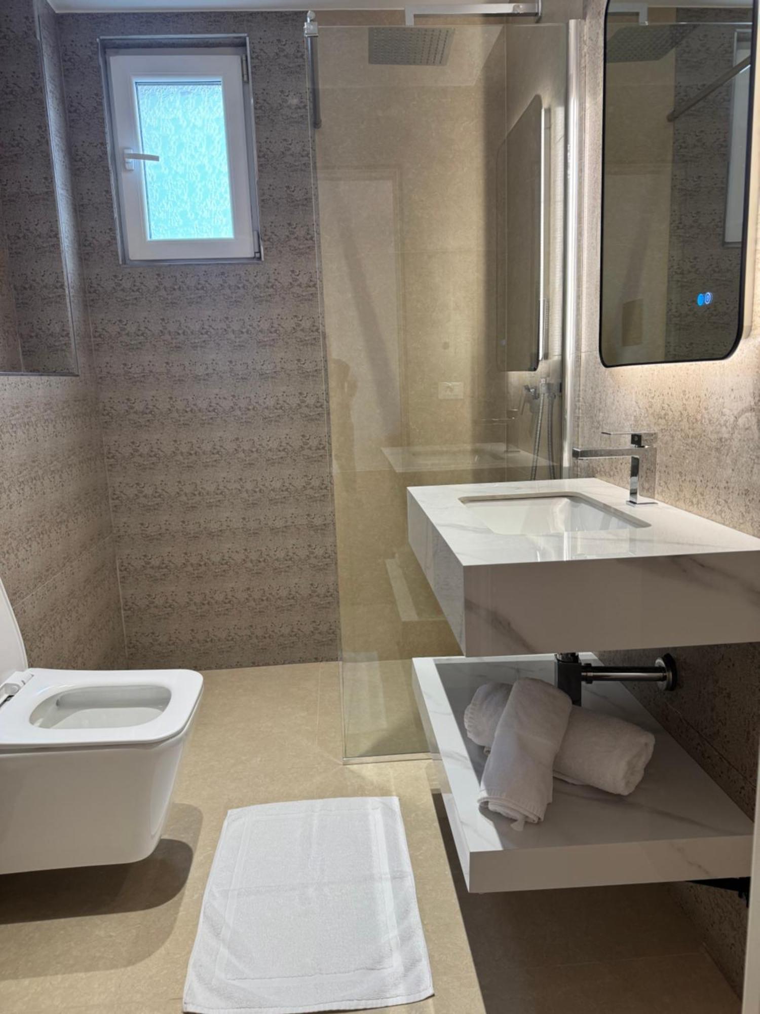 Eval Hotel Sarandë Exteriör bild