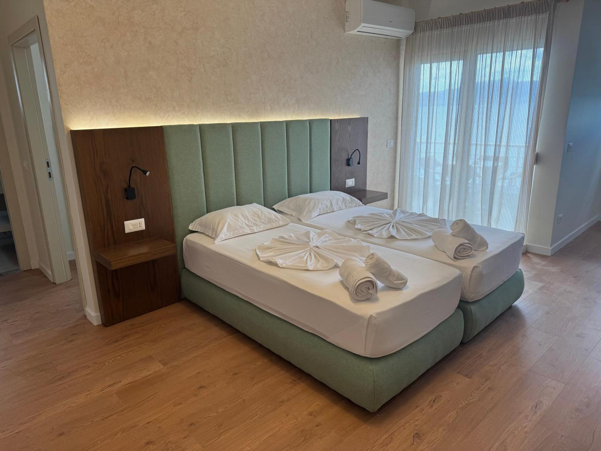 Eval Hotel Sarandë Exteriör bild